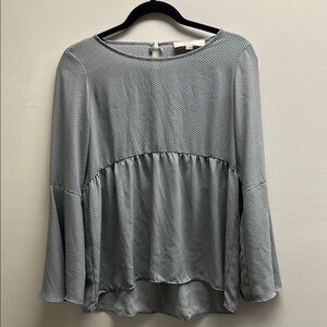 Women's Gray and White Top